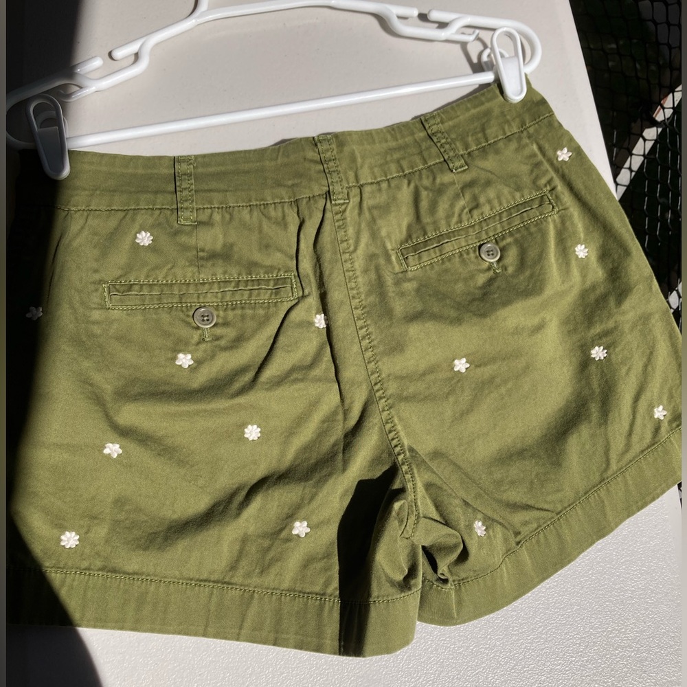 J Crew Green Chinos White Embroidered Flowers All Over Daisy Cotton Shorts - Picture 9 of 17